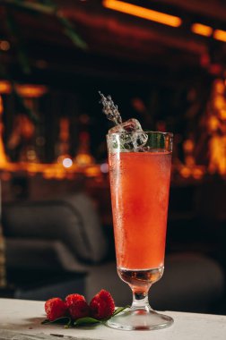 Lavanta ve buzlu ahududu kokteyli.