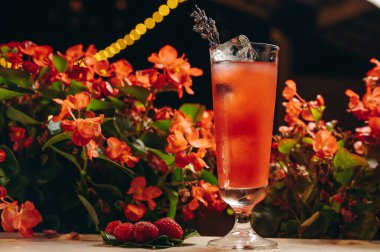 Lavanta ve buzlu ahududu kokteyli.