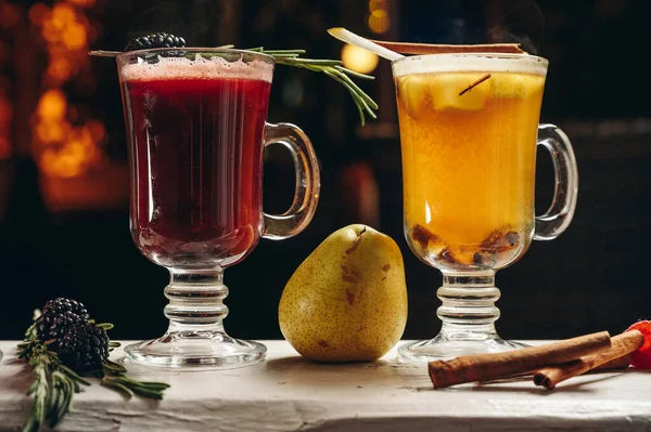 Olika Värmande Färgglada Frukt Eller Cocktails Glasmugg Skalat Vin Grogg — Stockfoto