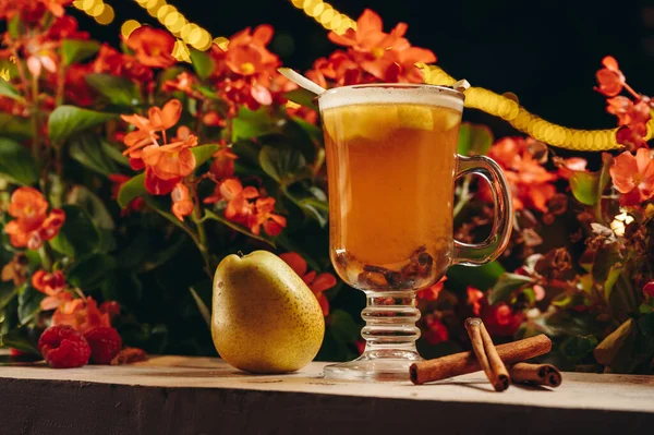 Ζεστό Cocktail Για Πρωτοχρονιά Χριστούγεννα Χειμώνα Φθινόπωρο Τόντι Πολτός Αχλαδιού — Φωτογραφία Αρχείου