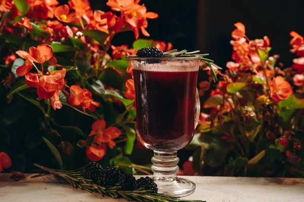 Brombeerglühwein Mit Rosmarin Einer Glasschale Auf Blumenhintergrund — Stockfoto