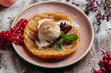 Elmalı tart dondurma ile