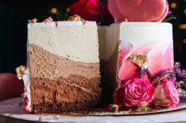 Üç çikolatalı pasta. Sütlü, siyah beyaz çikolatalı sufle.. 