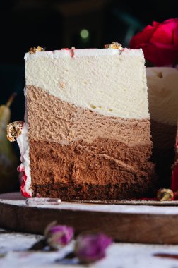 Üç çikolatalı pasta. Sütlü, siyah beyaz çikolatalı sufle.. 