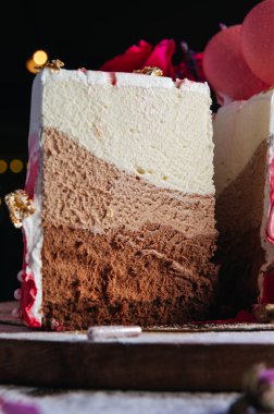 Üç çikolatalı pasta. Sütlü, siyah beyaz çikolatalı sufle.. 