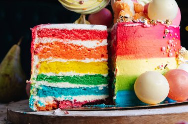 Bir dilim çizgili gökkuşağı pastası