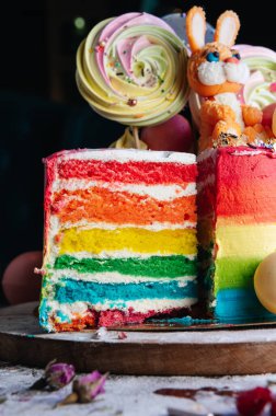 Bir dilim çizgili gökkuşağı pastası