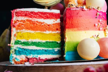 Bir dilim çizgili gökkuşağı pastası