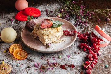 Taze çilekli Napolyon keki.