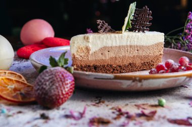 Bir parça kremalı pasta. Üç çikolatalı kremalı pasta tarifi..