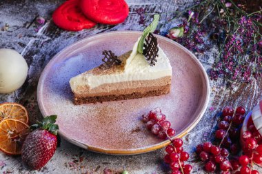 Bir parça kremalı pasta. Üç çikolatalı kremalı pasta tarifi..