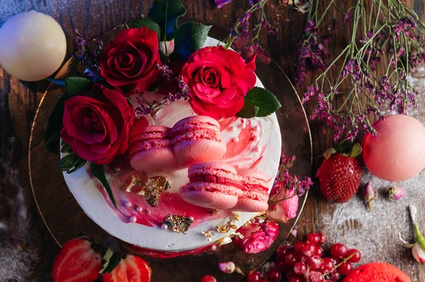 Gâteau Crème Rouge Blanc Aux Roses Aux Coeurs — Photo