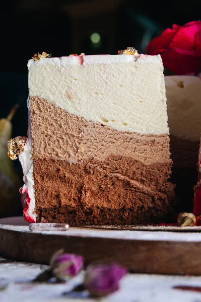 Üç çikolatalı pasta. Sütlü, siyah beyaz çikolatalı sufle.. 