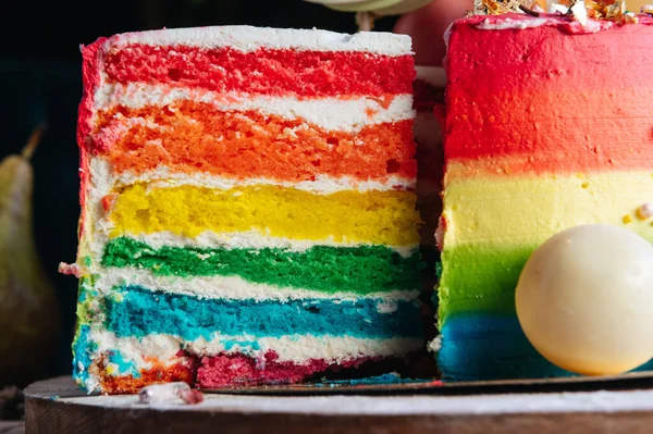 Bir dilim çizgili gökkuşağı pastası