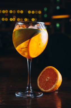 Buzlu ve portakallı bardakta Aperol spreyi.