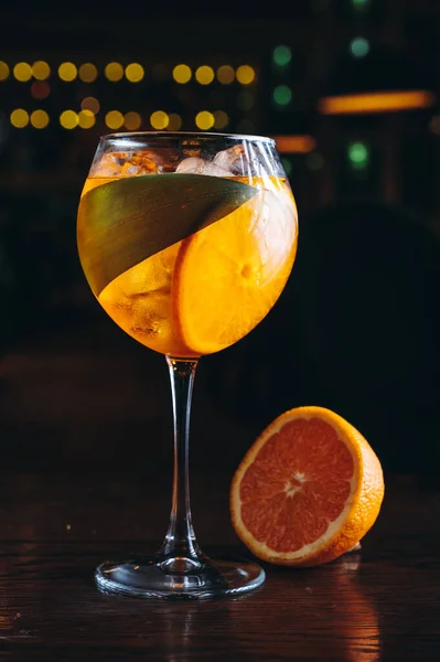 Aperol Spritz Szklance Lodem Pomarańczą — Zdjęcie stockowe