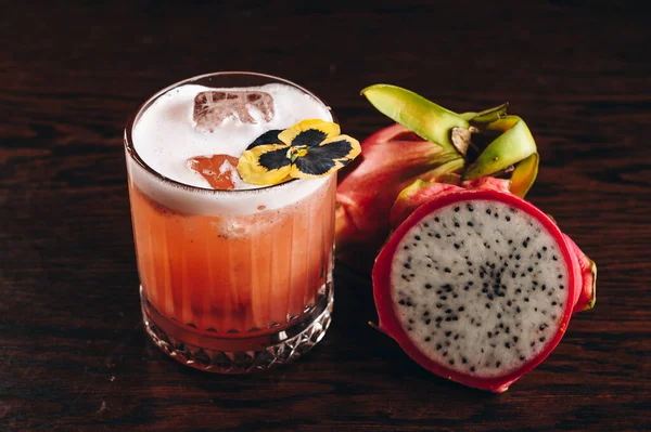 Glas Drakenfruit Verfrisser Drinken Tafel Met Ijsblokjes Pitahaya Vruchten — Stockfoto