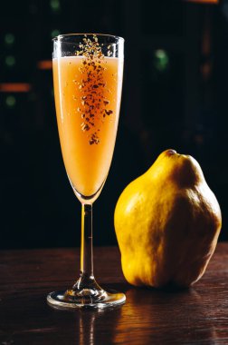 Ayva ile geleneksel Bellini kokteyli