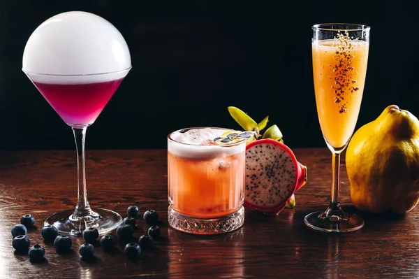 Drei Alkoholische Cocktails Lila Orange Und Gelb Auf Dem Tisch — Stockfoto