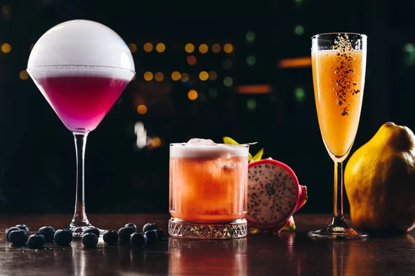 Drei Alkoholische Cocktails Lila Orange Und Gelb Auf Dem Tisch — Stockfoto