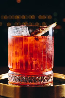 Klasik, buz ve ananas dilimli retro bardakta kokteyl.