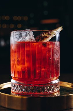 Klasik, buz ve ananas dilimli retro bardakta kokteyl.