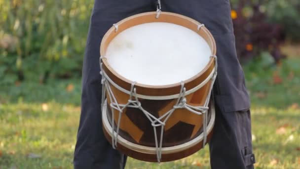 Homem tocando tambor — Vídeo de Stock