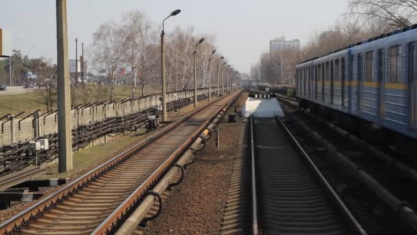 Vlak metra v Kyjevě — Stock video