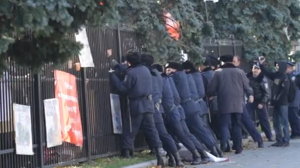 Demonstrators break a protection near parliament in Kyiv — Stock Video