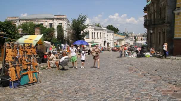 Andrew straße ist eine der berühmtesten straßen in kiev von touristen — Stockvideo