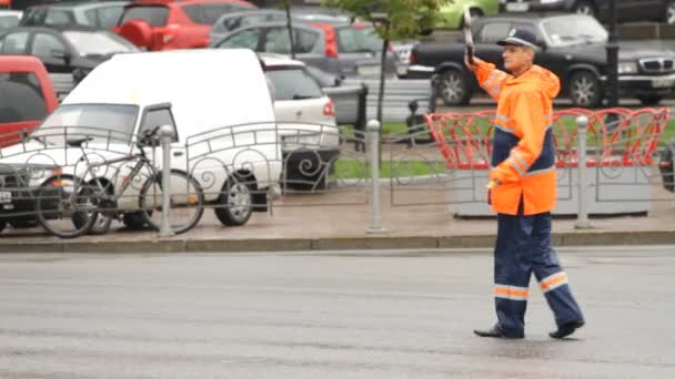 Поліція людина режисури рух на дорозі в дощовий день на вулиці Хрещатик — стокове відео