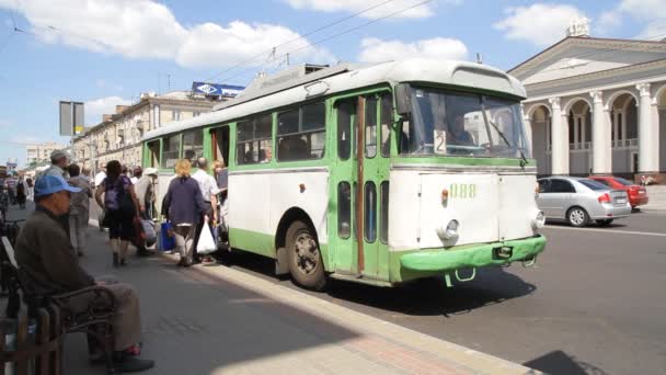 Bus listrik tua di Rlvno, Ukraina — Stok Video