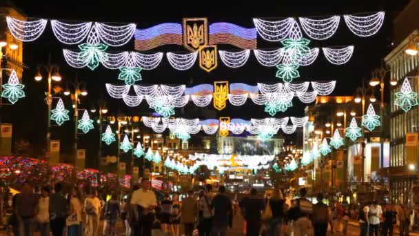 Calle Khreshchatyk por la noche y muchos caminan — Vídeos de Stock