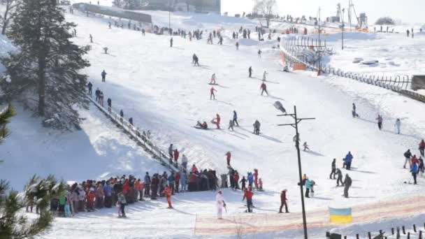 Invierno montaña de esquí en Vyshgorod — Vídeo de stock