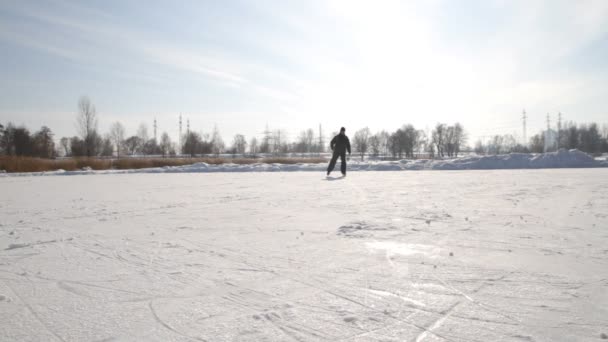 Man op de schaatsen — Stockvideo