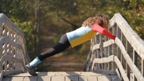 Caucasiano menina fazendo push ups — Vídeo de Stock
