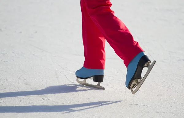 Donna pattinaggio su ghiaccio all'aperto — Foto Stock