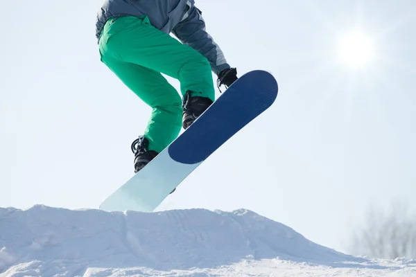 Snowboarder skoki — Zdjęcie stockowe