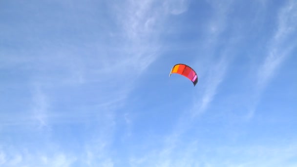 Renkli uçurtma uçan — Stok video