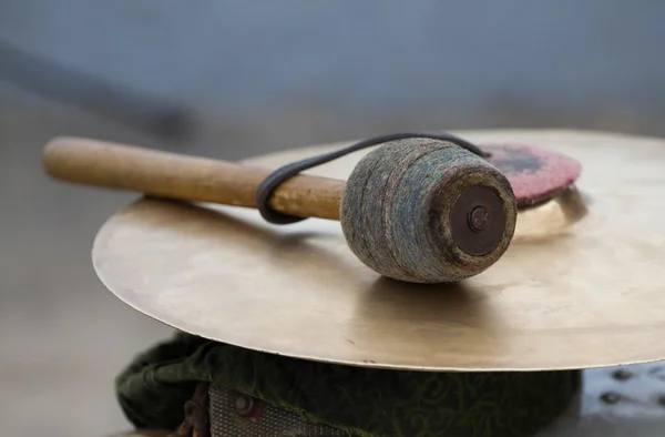 Cymbal and drumstick — Free Stock Photo