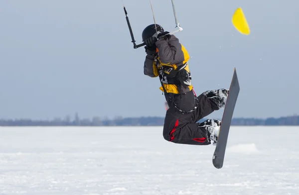 Vliegeren op een snowboard — Stockfoto