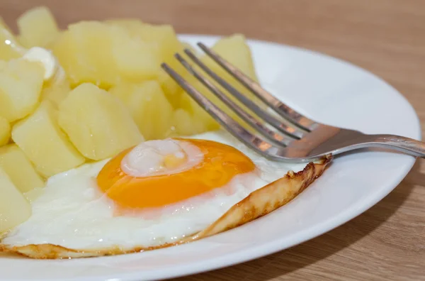 Batata com ovos fritos — Fotografia de Stock