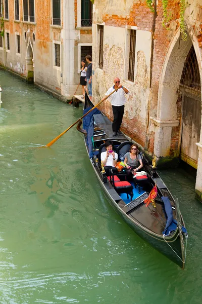 Gondoliere su una gondola — Foto Stock