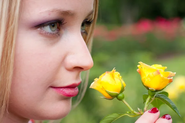 Bionda ragazza odora — Foto Stock