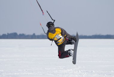 donmuş bir gölün üzerinde snowkiting
