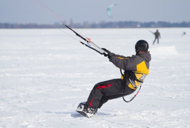 bir snowboard üzerinde snowkiting