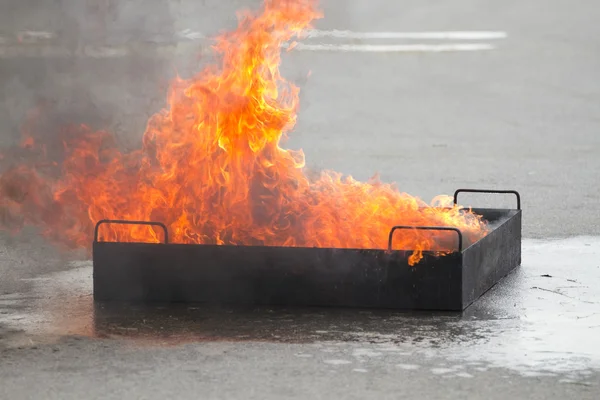 Elden flamma i behållaren utbildning — Stockfoto