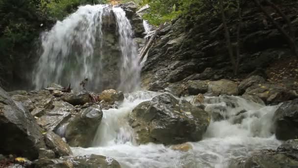 Водоспад в Криму — стокове відео