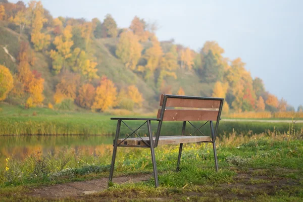 Скамейка осенью — стоковое фото