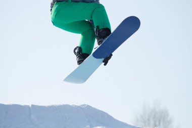 atlama snowboarder